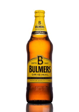 Londra, İngiltere - 15 Şubat 2017: Şişe, Bulmers orijinal elma suyu beyaz zemin üzerinde. İngiltere'de önde gelen İngiliz şarabı markalarından biri