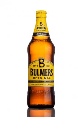 Londra, İngiltere - 15 Şubat 2017: Şişe, Bulmers orijinal elma suyu beyaz zemin üzerinde. İngiltere'de önde gelen İngiliz şarabı markalarından biri