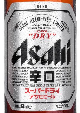 Londra, İngiltere - 15 Şubat 2017: Şişe yakın çekim Asahi Lager bira beyaz zemin üzerine, Japonya'nın Asahi Breweries Ltd tarafından yapılmıştır logolu 1889 yılından bu yana