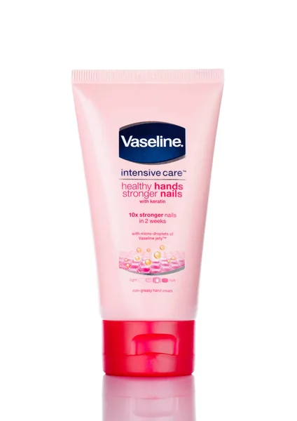 LONDRES, ROYAUME-UNI - 15 MARS 2017 : Crème pour les mains en soins intensifs vaseline sur fond noir blanc — Photo