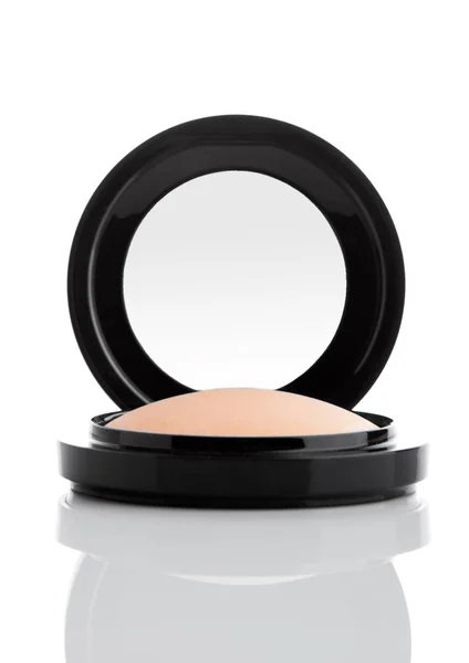 Косметический макияж порошок в черный круглый пластик дело — стоковое фото