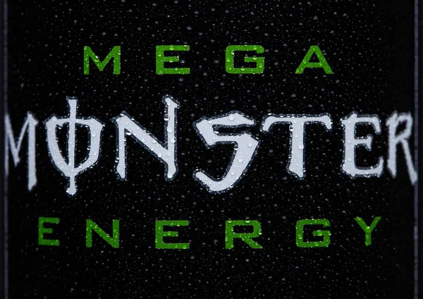 London, Wielka Brytania - 15 Marzec 2017: Z można bliska logo Monster Energy Drink na czarny. W 2002 roku potwór ma teraz ponad 30 różnych napojów z wysokiej zawartości kofeiny. — Zdjęcie stockowe