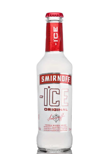 LONDRES, Reino Unido - 15 DE MARZO DE 2017: Botella de Smirnoff Ice Original sobre blanco. Establecido alrededor de 1860. Propiedad y producida por Diageo desde el Reino Unido . — Foto de Stock