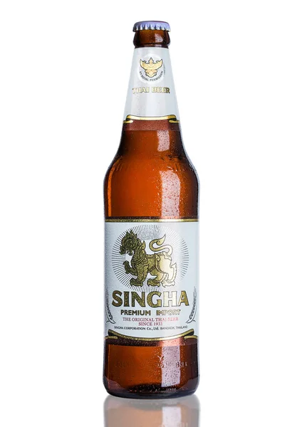 LONDRES, Reino Unido - 15 DE MARZO DE 2017: Botella de cerveza Singha, la cerveza Singha es más popular en Tailandia, Rayong, Tailandia — Foto de Stock