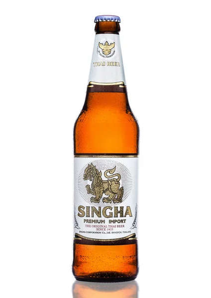 LONDRES, Reino Unido - MARÇO 15, 2017: Garrafa de cerveja Singha, cerveja Singha é mais popular na Tailândia, Rayong, Tailândia — Fotografia de Stock