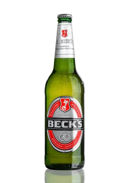 Лондон, Великобританія - 15 березня 2017: Пляшка з пива "Бекс" на білому тлі. Becks пивоварні, була заснована в 1873 Бремен, Німеччина. — стокове фото