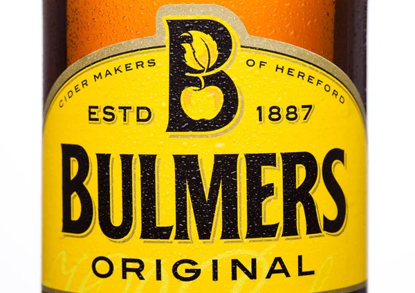 Лондон, Великобританія - 15 березня 2017: Пляшка закрити вгору логотипу з Bulmers оригінал сидру на білому тлі. Це один з провідних британських сидр брендів у Великобританії — стокове фото