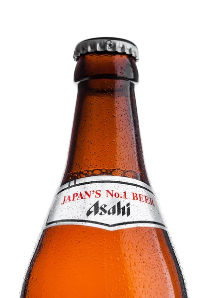 London, Egyesült Királyság - 2017. március 15.: Üveg Asahi Lager sör, fehér háttér, Made by Asahi Breweries, Ltd. 1889 óta Japánban — Stock Fotó