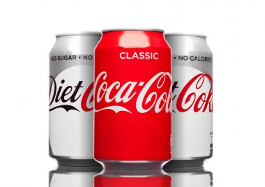 Londra, İngiltere - 21 Mart 2017: Coca Cola kutu klasik ve beyaz Diyet içeceği. İçki üretilen ve Coca-Cola Company tarafından üretilen.