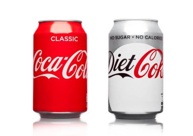 Londra, İngiltere - 21 Mart 2017: Coca Cola kutu klasik ve beyaz Diyet içeceği. İçki üretilen ve Coca-Cola Company tarafından üretilen.