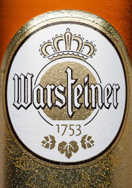 Londra, İngiltere - 21 Mart 2017: Şişe etiket Warsteiner bira beyaz. Almanya'nın en büyük özel sektöre ait bira fabrikası ürünüdür.