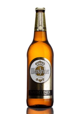 Londra, İngiltere - 21 Mart 2017: Şişe, Warsteiner bira beyaz. Almanya'nın en büyük özel sektöre ait bira fabrikası ürünüdür.
