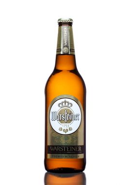 Londra, İngiltere - 21 Mart 2017: Şişe, Warsteiner bira beyaz. Almanya'nın en büyük özel sektöre ait bira fabrikası ürünüdür.