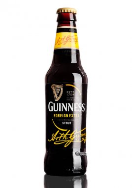 Londra, İngiltere - 21 Mart 2017: Şişe Guinness yabancı ilave bira beyaz. Guinness bira Dublin, İrlanda 1759 yılından bu yana üretilen.