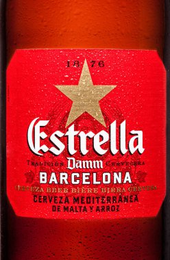Londra, İngiltere - 21 Mart 2017: Şişe Estrella Damm bira beyaz zemin üzerine, Estrella Damm Barselona'da demlenmiş bir pilsner bira etikettir.