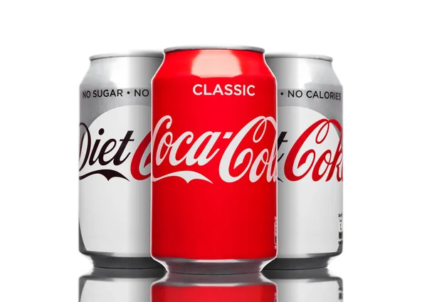 LONDON, Inggris - MARCH 21, 2017: Cans of Coca Cola classic and Diet drink on white. Minuman ini diproduksi dan diproduksi oleh The Coca-Cola Company . — Stok Foto