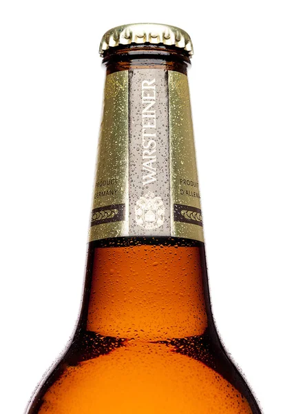 Лондон, Великобританія - 21 березня 2017: Пляшка з Warsteiner пива на білому. Продукт Німеччини за величиною у приватній власності пивоварня. — стокове фото