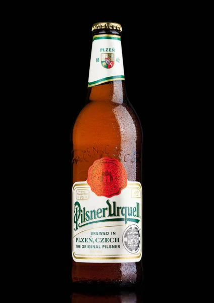 블랙에 런던, 영국-3 월 21 일, 2017: Pilsner Urquell 병 맥주. 그것은 1842 Pilsen, 체코 공화국에서부터 생산 되었습니다.. — 스톡 사진