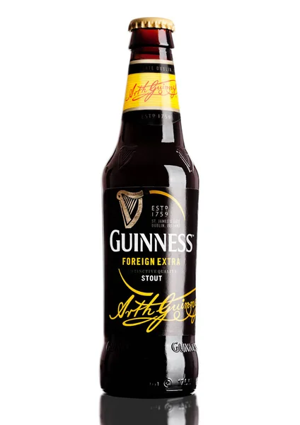 LONDRA, UK - 21 MARZO 2017: Bottiglia di birra extra straniera Guinness sul bianco. birra Guinness è stata prodotta dal 1759 a Dublino, Irlanda . — Foto Stock