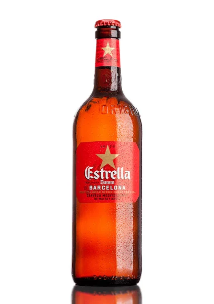 Лондон, Великобританія - 21 березня 2017: Пляшку Естрелла Damm пива на білому тлі, Естрелла Damm це пиво pilsner, вариться в Барселоні. — стокове фото