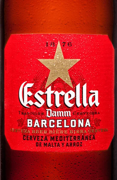 LONDRA, UK - 21 MARZO 2017: Etichetta della bottiglia di birra Estrella Damm su sfondo bianco, Estrella Damm è una birra pilsner, prodotta a Barcellona . — Foto Stock