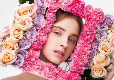 Gül karışımından yapılmış kare tutan mutlu sevimli kız