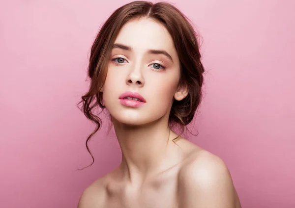 Belleza lindo modelo de moda con maquillaje natural —  Fotos de Stock
