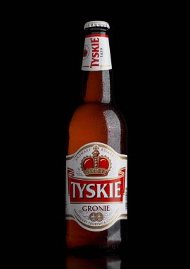 Londra, İngiltere - 23 Şubat 2017: Tyskie şişe bira siyah. yskie bira ilk 1629 demlenmiş ve Polonya bulunuyor.