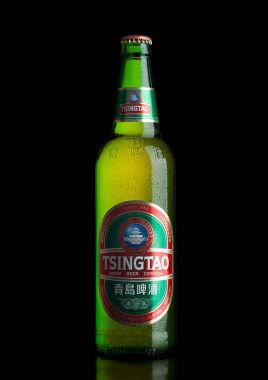 Londra, İngiltere - 23 Şubat 2017: Tsingtao şişe bira siyah. Tsingtao Çin'in ikinci büyük bira fabrikası, 1903 yılında Alman göçmenler tarafından kuruldu.