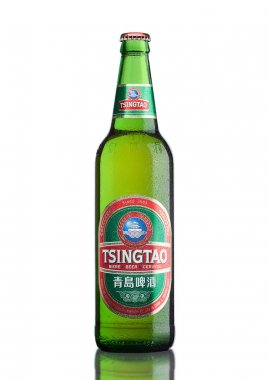 Londra, İngiltere - 23 Şubat 2017: Beyaz Tsingtao şişe bira. Tsingtao Çin'in ikinci büyük bira fabrikası, 1903 yılında Alman göçmenler tarafından kuruldu.