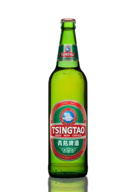 Londra, İngiltere - 23 Şubat 2017: Beyaz Tsingtao şişe bira. Tsingtao Çin'in ikinci büyük bira fabrikası, 1903 yılında Alman göçmenler tarafından kuruldu.