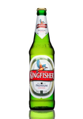 Londra, İngiltere - 23 Şubat 2017: Kingfisher şişe bira beyaz. Kingfisher Hindistan'ın bir numaralı biradır.