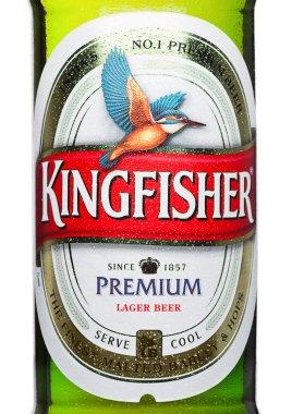Londra, İngiltere - 23 Şubat 2017: Şişe etiketi beyaz yalıçapkını bira. Kingfisher Hindistan'ın bir numaralı biradır.