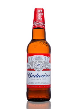 Londra, İngiltere - 21 Mart 2017: Şişe, Budweiser bira kap beyaz üzerinde kapalı yeni twist. İlk 1876 yılında tanıtılan bir Amerikan lager.