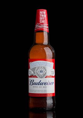 Londra, İngiltere - 21 Mart 2017: Şişe, Budweiser bira kap kara üzerinde kapalı yeni twist. İlk 1876 yılında tanıtılan bir Amerikan lager.