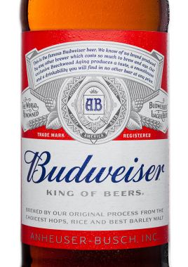 Londra, İngiltere - 21 Mart 2017: Beyaz kap kapalı yeni twist şişe etiket Budweiser bira. İlk 1876 yılında tanıtılan bir Amerikan lager.