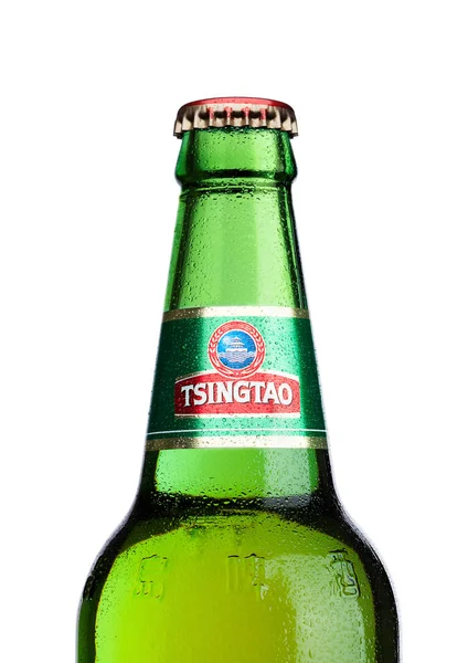 LONDRES, ROYAUME-UNI - 23 MARS 2017 : Bouteille de bière Tsingtao blanche.Tsingtao est la deuxième plus grande brasserie de Chine, fondée en 1903 par des colons allemands . — Photo