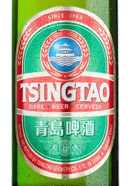 London, Verenigd Koninkrijk - 23 maart 2017: Fles etiket Tsingtao bier op wit. Tsingtao is China's tweede grootste brouwerij, het werd in 1903 opgericht door Duitse kolonisten. — Stockfoto