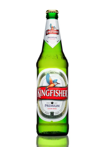 LONDRES, Reino Unido - 23 de março de 2017: Garrafa de cerveja Kingfisher sobre branco. Kingfisher é a cerveja número um da Índia . — Fotografia de Stock