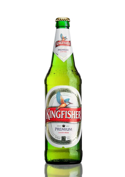 LONDRES, Reino Unido - 23 de marzo de 2017: Botella de cerveza Kingfisher sobre blanco. Kingfisher es la cerveza número uno de la India . — Foto de Stock