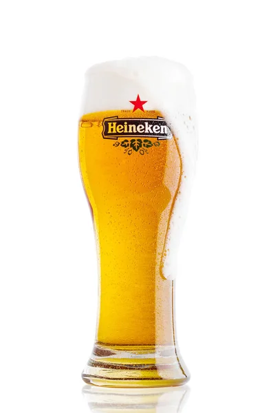 Londra, İngiltere - 23 Şubat 2017: A cam, Heineken bira bira beyaz. Heineken bira bira Hollandalı bira şirketi Heineken International tarafından üretilen bir soluk lager bira olduğunu