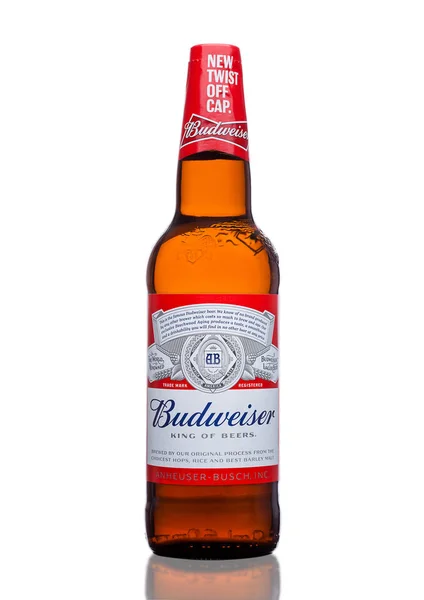 LONDRES, Reino Unido - 21 DE MARÇO DE 2017: Garrafa de cerveja Budweiser com nova tampa de torção no branco. Uma cerveja americana introduzida pela primeira vez em 1876 . — Fotografia de Stock