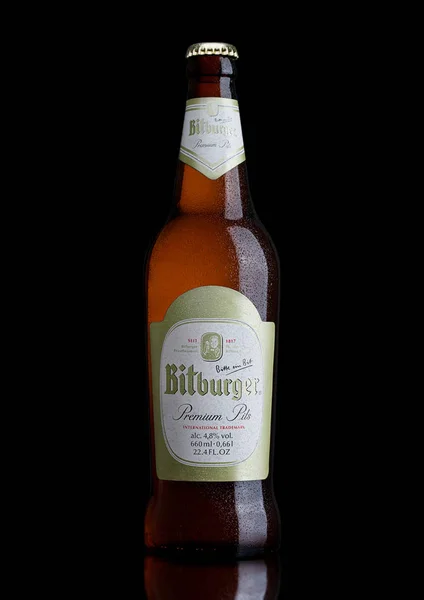 블랙에 런던, 영국-3 월 23 일, 2017: Bitburger 병 맥주. Bitburger 양조장은 요한 Wallenborn에 의해 1817 년에 설립 된 큰 독일 양조장. — 스톡 사진