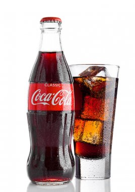 Londra, İngiltere - 30 Mart 2017: Şişe ve bardak buz küpleri ile Coca Cola beyaz.