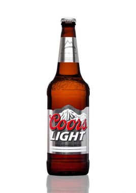Londra, İngiltere - 30 Mart 2017: Beyaz şişe Coors Light bira. Coors bira fabrikası Golden, Colorado, dünyanın en büyük tek bira tesisi çalışır.