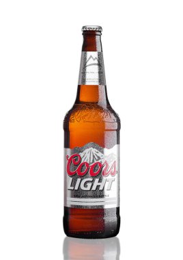 Londra, İngiltere - 30 Mart 2017: Beyaz şişe Coors Light bira. Coors bira fabrikası Golden, Colorado, dünyanın en büyük tek bira tesisi çalışır.