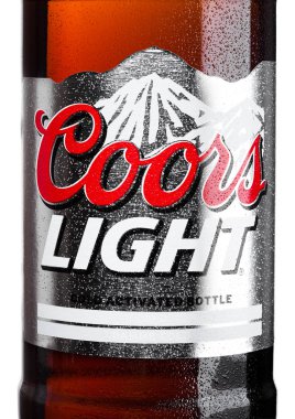Londra, İngiltere - 30 Mart 2017: Şişe etiketi beyaz Coors Light bira. Coors bira fabrikası Golden, Colorado, dünyanın en büyük tek bira tesisi çalışır.