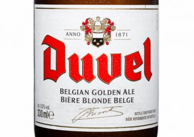 Londra, İngiltere - 30 Mart 2017: Şişe etiketi Duvel bira beyaz. 40'tan fazla ülkeye ihraç Flaman bir aile kontrollü brewery tarafından üretilen bir güçlü golden ale duvel olduğunu.