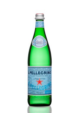 Londra, İngiltere - 30 Mart 2017: San Pellegrino şişe maden suyu beyaz. San Pellegrino maden üretilen ve Nestle tarafından şişelenmiş su İtalyan bir markasıdır.