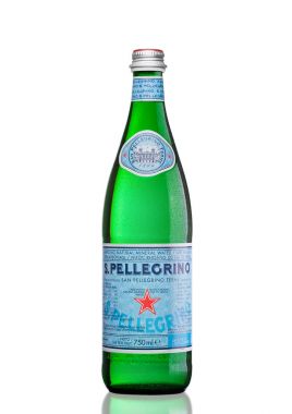 Londra, İngiltere - 30 Mart 2017: San Pellegrino şişe maden suyu beyaz. San Pellegrino maden üretilen ve Nestle tarafından şişelenmiş su İtalyan bir markasıdır.